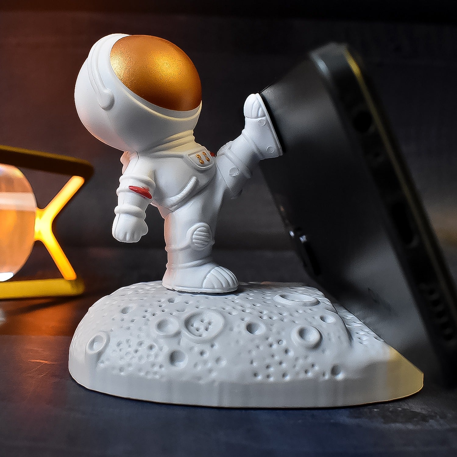 Astronaut Phone Stand – 3D Resin Mobile Holder for Desk & Car Dashboard (1 Pc)